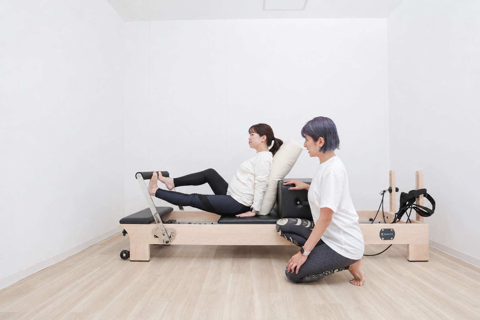 リフォーマーを使って無理のない範囲で脚を動かすマタニティピラティス